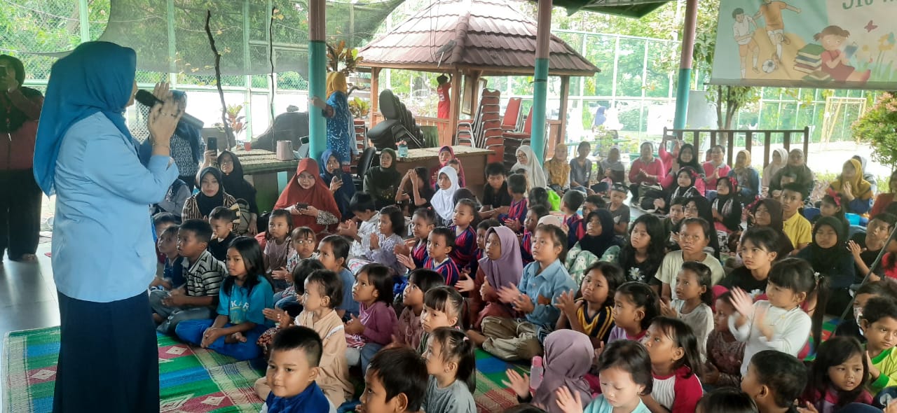 KAREDOK (Kreasi Aksi Rekreasi Dongeng Keliling)